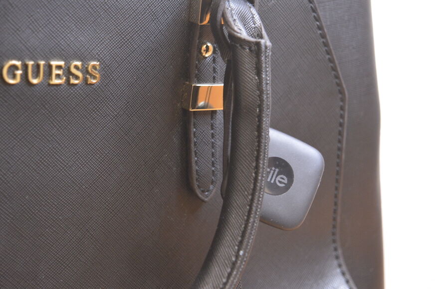 Tile Mate hängt an einer schwarzen Tasche